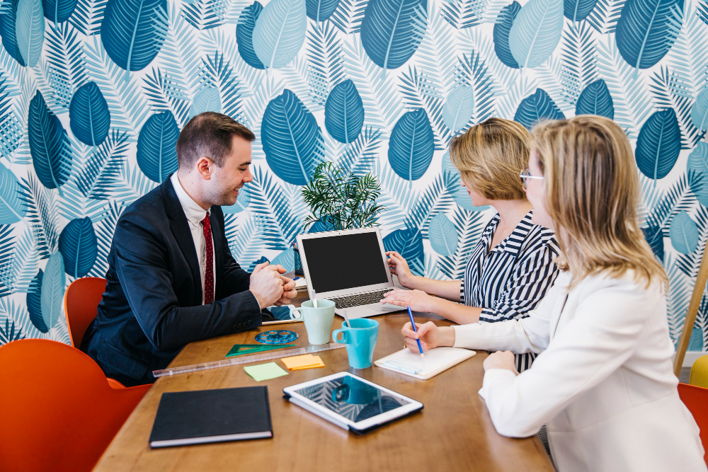 Manager of freelancers and employees: same rules or different approach?