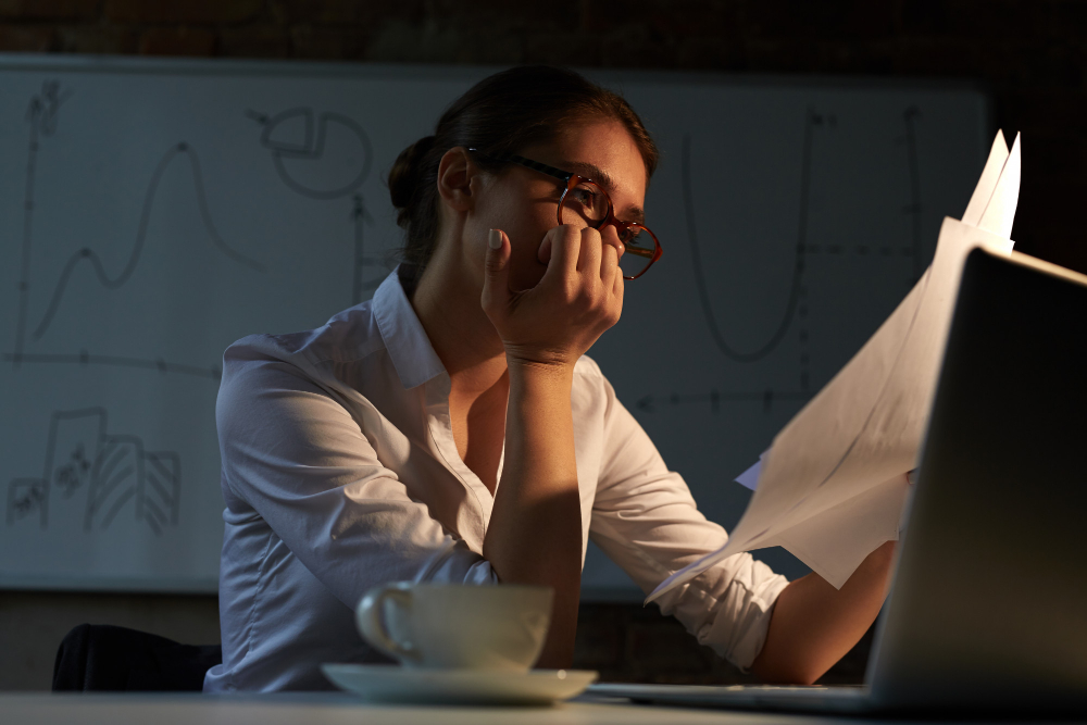 When sabotage your own project becomes a winning strategy