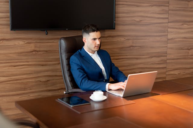 Managing remotely: the micro-rituals that unite a team without creating “meetingitis”