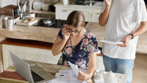 The double punishment of service providers: when late payments come to the family table
